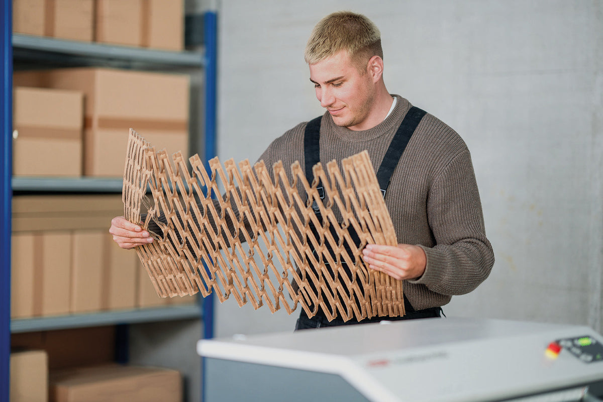 Füllmaterial im Vergleich: Packpapier, Luftpolsterfolie oder Kartonpolster?