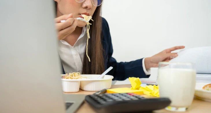 Essen &Trinken am Arbeitsplatz – was ist erlaubt und was gilt rechtlich?