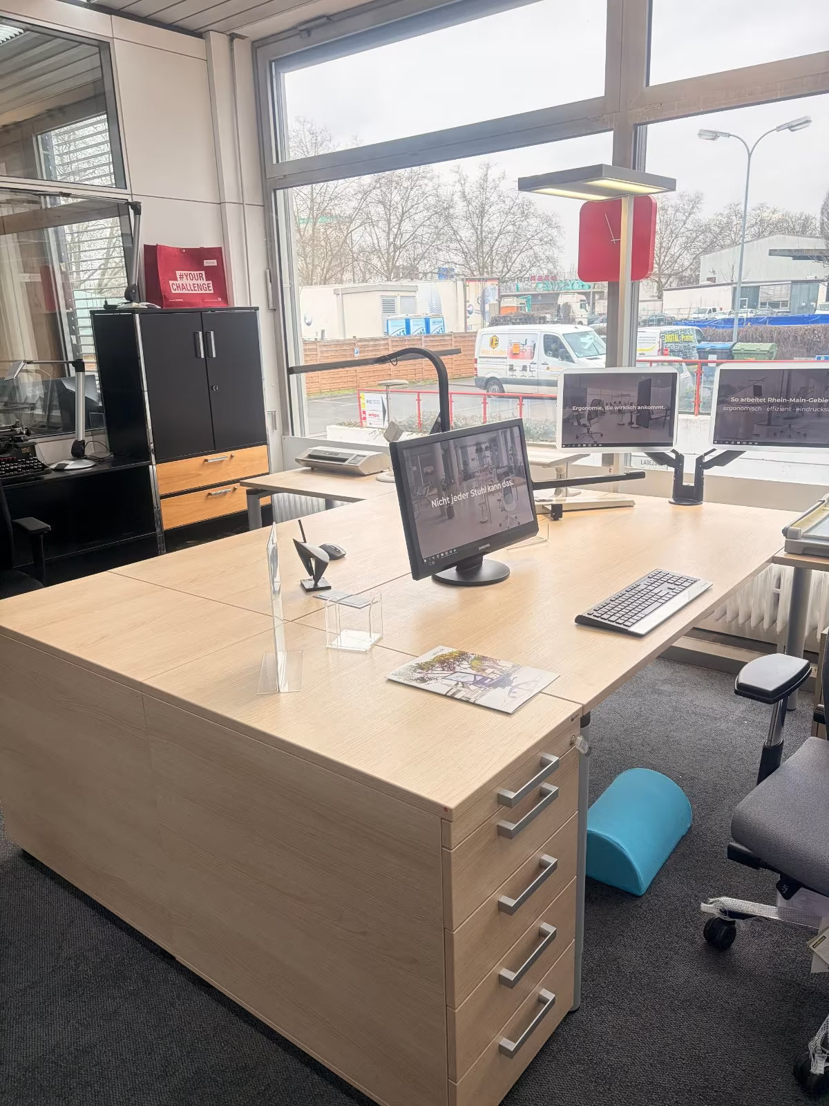 2× OKA Eckschreibtisch 180 cm – mit Kabelkanal & Rollcontainer – Ausstellungsstück – Abholung Wiesbaden - Wiepa Bürofachpartner