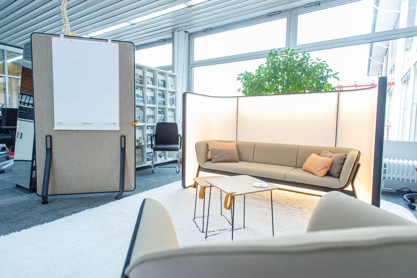 Interstuhl HUB Lounge Set – Sofa, Sessel, Lichtwand & 2 Tische – Ausstellungsstück – Abholung Wiesbaden - Wiepa Bürofachpartner