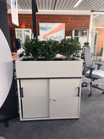 OKA Sideboard mit Blumenkübel 100 cm – lichtgrau – Ausstellungsstück – Abholung Wiesbaden - Wiepa Bürofachpartner