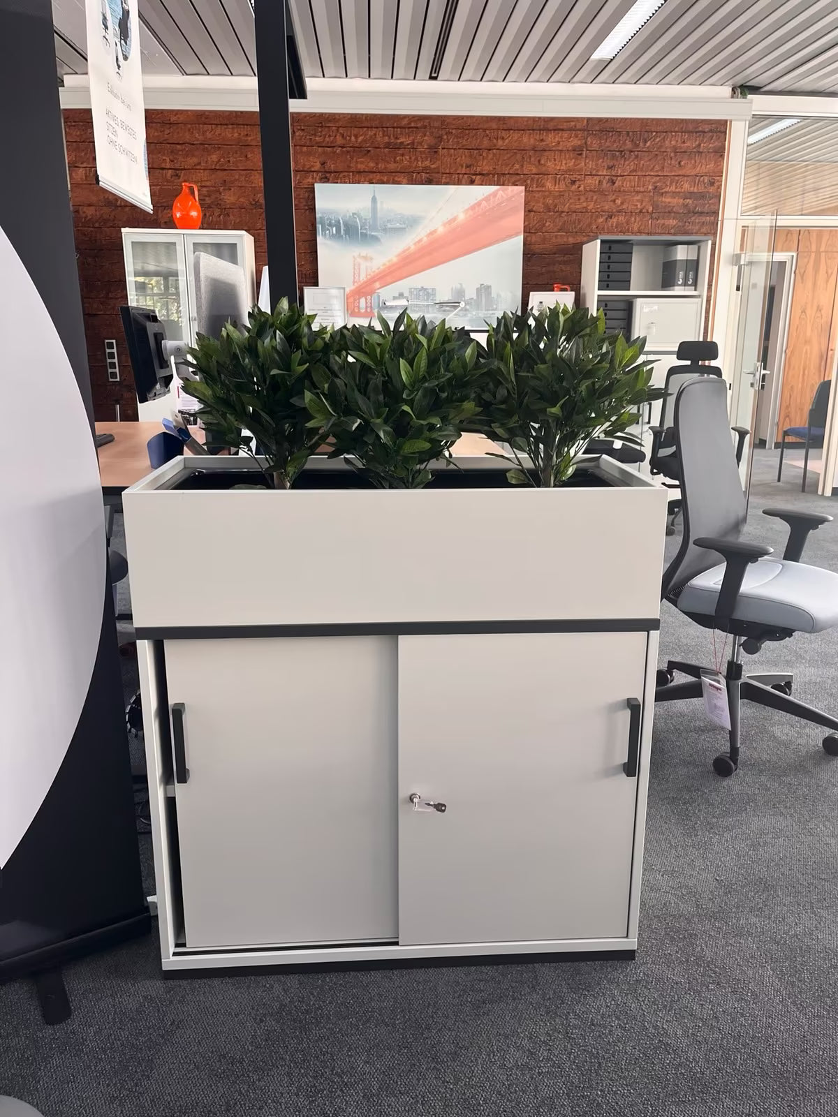 OKA Sideboard mit Blumenkübel 100 cm – lichtgrau – Ausstellungsstück – Abholung Wiesbaden - Wiepa Bürofachpartner