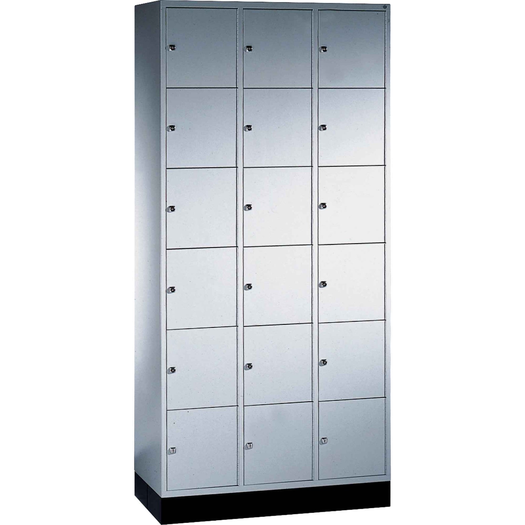C+P Schließfachschrank Intro mit Sockel 920 x 1.950 x 500 mm (B x H x T) 18 Fächer