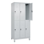 C+P Kleiderspind Classic PLUS mit Standfuß 900 x 1.950 x 500 mm (B x H x T) lichtgrau – Produktbild 3