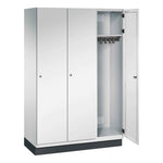 C+P Kleiderspind Cambio mit Sockel 1.200 x 1.950 x 525 mm (B x H x T) 3 Abteile lichtgrau