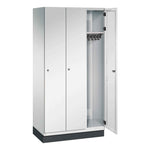 C+P Kleiderspind Cambio mit Sockel 900 x 1.950 x 525 mm (B x H x T) 3 Abteile lichtgrau