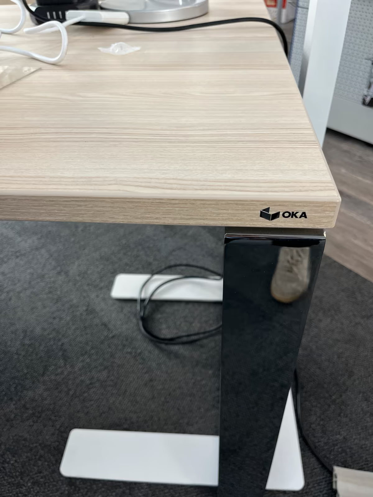 OKA DL7 Schreibtisch 180×80 cm – Cappuccino Struktur – Ausstellungsstück – Kabelkanal – Abholung Wiesbaden - Wiepa Bürofachpartner