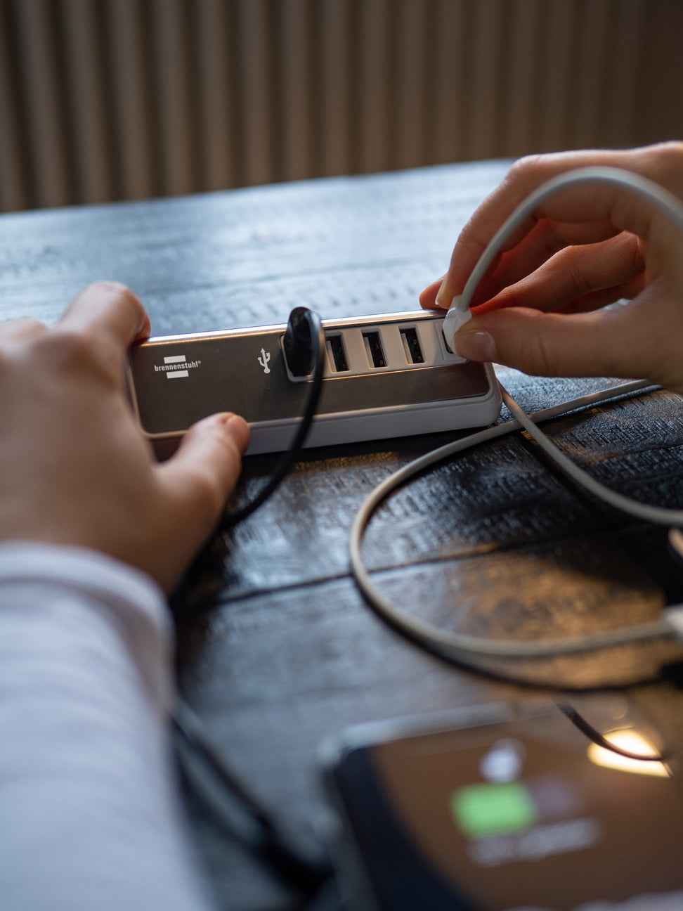 brennenstuhl® estilo Mehrfach-USB-Ladegerät mit mehreren USB-Anschlüssen und kompakter Lade-Station, in schwarzes Design