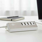 brennenstuhl® estilo Mehrfach-USB-Ladegerät mit mehreren USB-Anschlüssen und kompaktem Design, auf einem weißen Hintergrund.