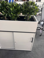 OKA Sideboard mit Blumenkübel 100 cm – lichtgrau – Ausstellungsstück – Abholung Wiesbaden - Wiepa Bürofachpartner