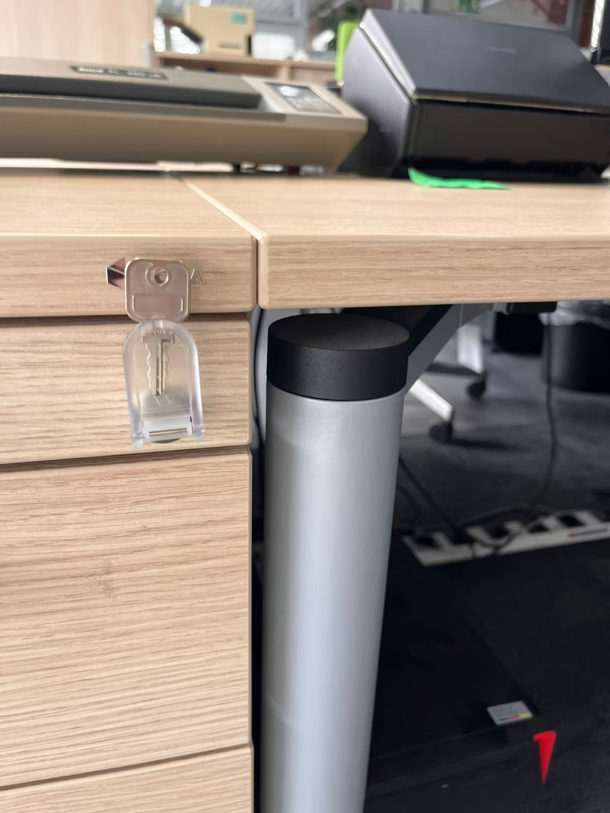 2× OKA Eckschreibtisch 180 cm – mit Kabelkanal & Rollcontainer – Ausstellungsstück – Abholung Wiesbaden - Wiepa Bürofachpartner