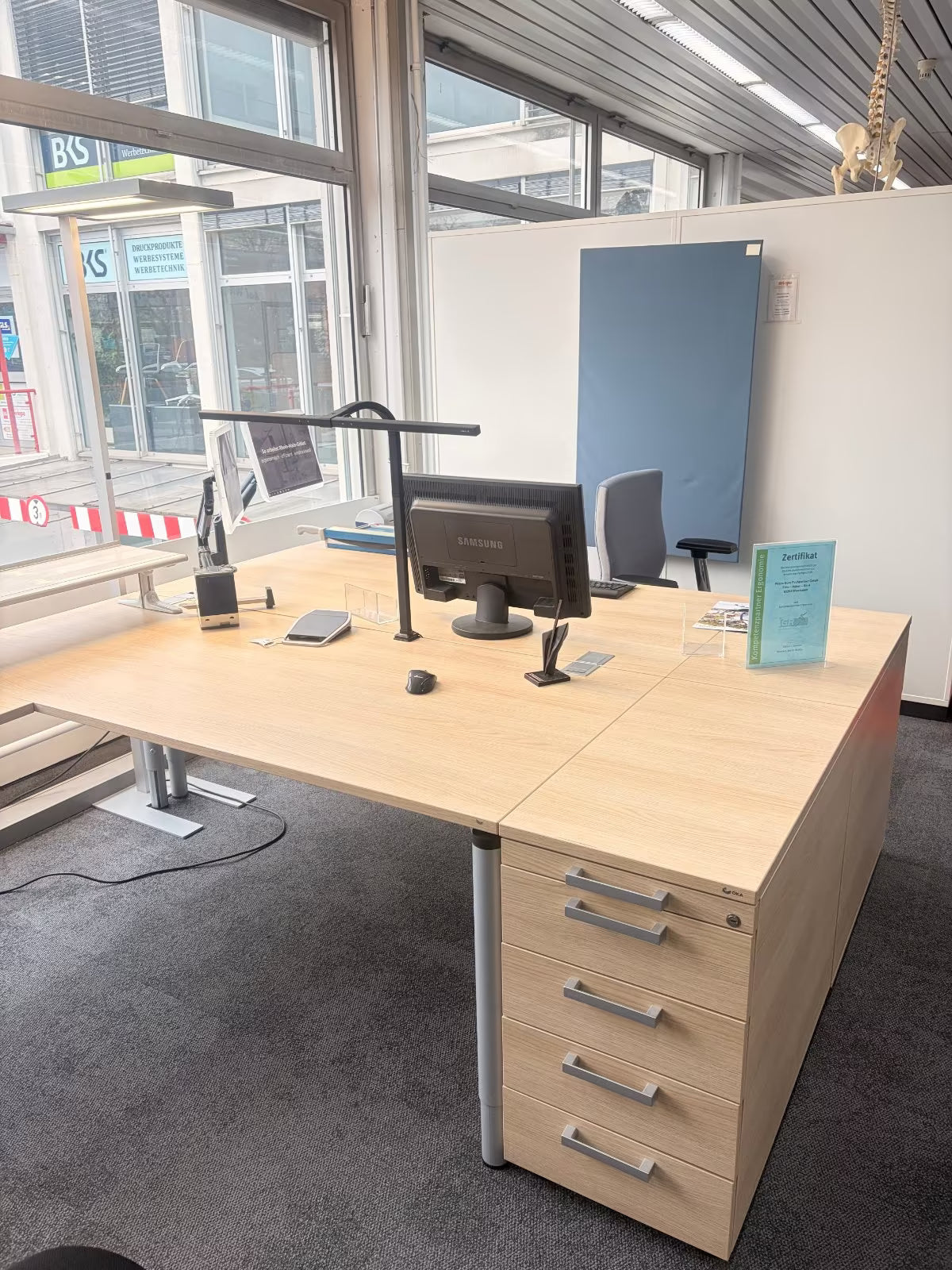 2× OKA Eckschreibtisch 180 cm – mit Kabelkanal & Rollcontainer – Ausstellungsstück – Abholung Wiesbaden - Wiepa Bürofachpartner