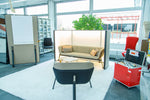 Interstuhl HUB Lounge Set – Sofa, Sessel, Lichtwand & 2 Tische – Ausstellungsstück – Abholung Wiesbaden - Wiepa Bürofachpartner