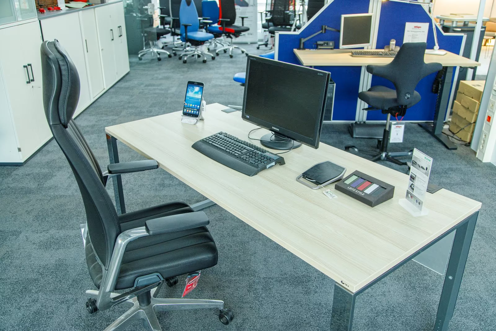 OKA DL7 Schreibtisch 180×80 cm – Cappuccino Struktur – Ausstellungsstück – Kabelkanal – Abholung Wiesbaden - Wiepa Bürofachpartner