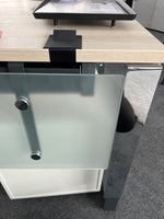 OKA DL7 Schreibtisch 180×80 cm – Cappuccino Struktur – Ausstellungsstück – Kabelkanal – Abholung Wiesbaden - Wiepa Bürofachpartner