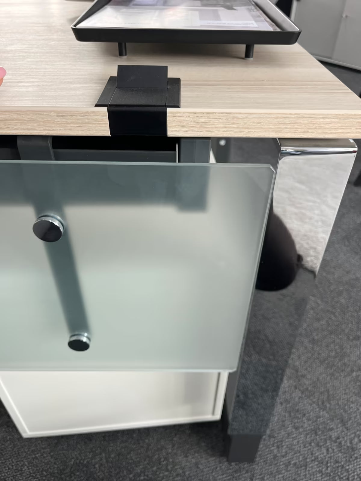 OKA DL7 Schreibtisch 180×80 cm – Cappuccino Struktur – Ausstellungsstück – Kabelkanal – Abholung Wiesbaden - Wiepa Bürofachpartner