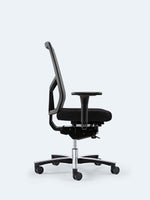 Ergonomischer Bürodrehstuhl Löffler FIGO AIR mit Netzrücken in Schwarz, seitliche Ansicht, komfortabler Chefsessel