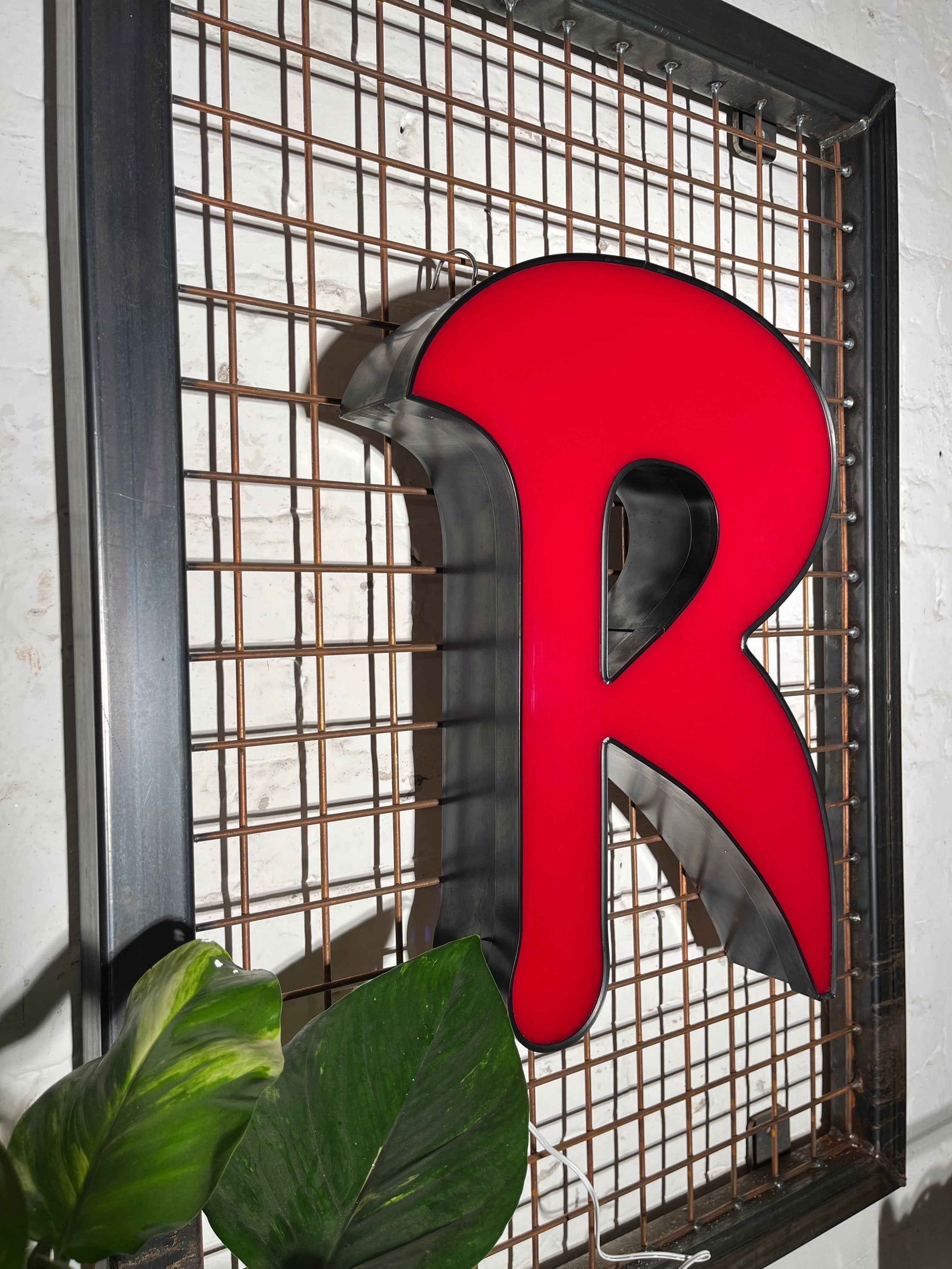 Vintage Leuchtbuchstabe R – Original aus alter Leuchtreklame