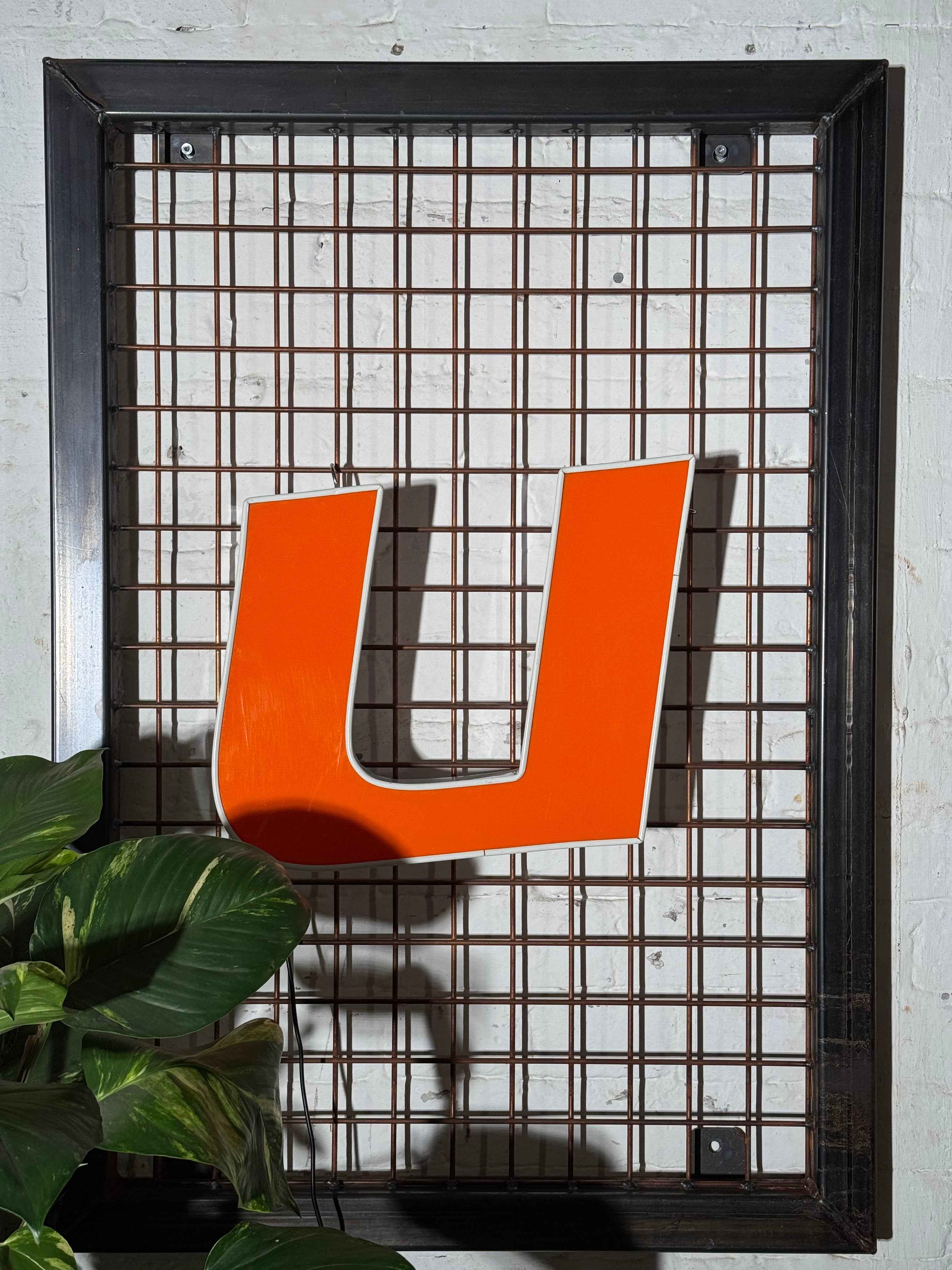 Vintage Leuchtbuchstabe U – Original aus alter Leuchtreklame