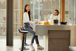 Schwarzer Aeris Muvman ergonomischer Stehsitz mit aktivem Sitzgestell, ideal für ergonomisches Arbeiten.