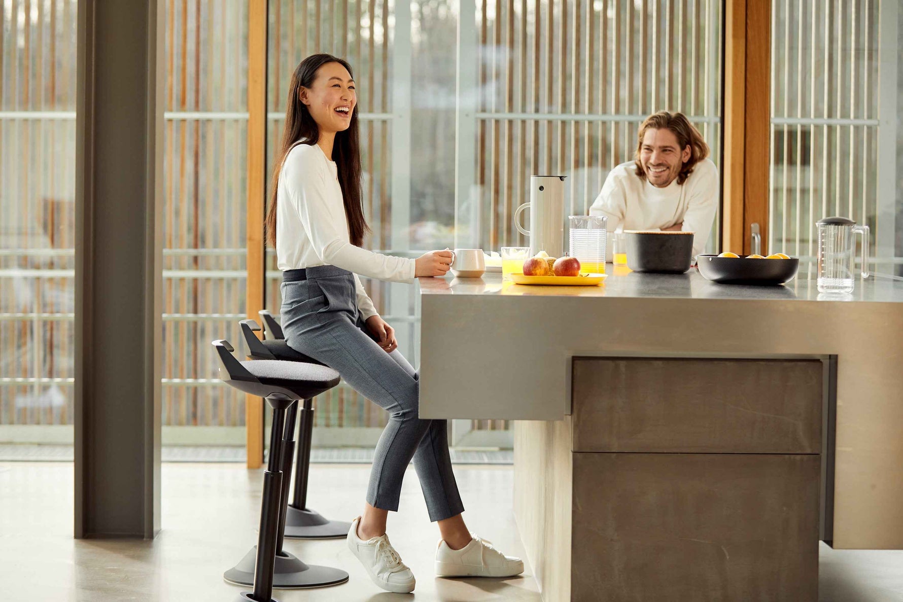 Schwarzer Aeris Muvman ergonomischer Stehsitz mit aktivem Sitzgestell, ideal für ergonomisches Arbeiten.