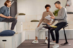Schwarzer Aeris Muvman ergonomischer Stehsitz mit aktivem Sitzgestell, ideal für ergonomisches Arbeiten und Bewegung.