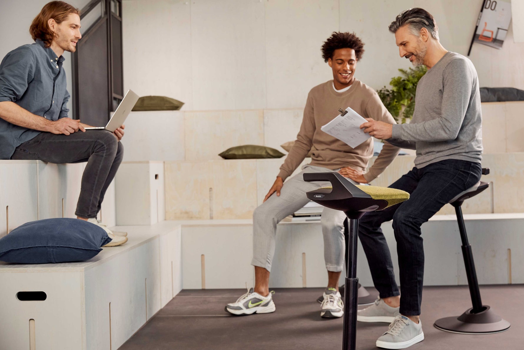 Schwarzer Aeris Muvman ergonomischer Stehsitz mit aktivem Sitzgestell, ideal für ergonomisches Arbeiten und Bewegung.