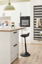 Schwarzer Aeris Muvman ergonomischer Stehsitz, aktiv, mit schwarzem Gestell, ideal für ergonomisches Arbeiten am Schreibtisch