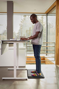 Aeris Muvmat Anti-Ermüdungsmatte für Steharbeitsplatz, rutschfeste Oberfläche und ergonomisches Design, in neutraler Farbe.