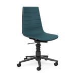 Schwarzer Aeris Linu Task Bürostuhl mit Flex-Kinematik und Federbein, ergonomisches Design, sitzende Person auf dem Stuhl