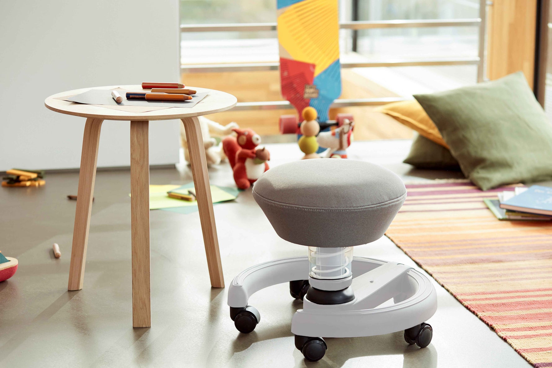 Weißer Aeris Swoppster Kinderschreibtischstuhl mit verstellbarer Rückenlehne und ergonomischem Design für Kinder.