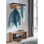 Moderne Wandgarderobe aus Eiche und Schwarz von HAKU, stilvoll an der Wand montiert, mit Haken für Mäntel und Accessoires