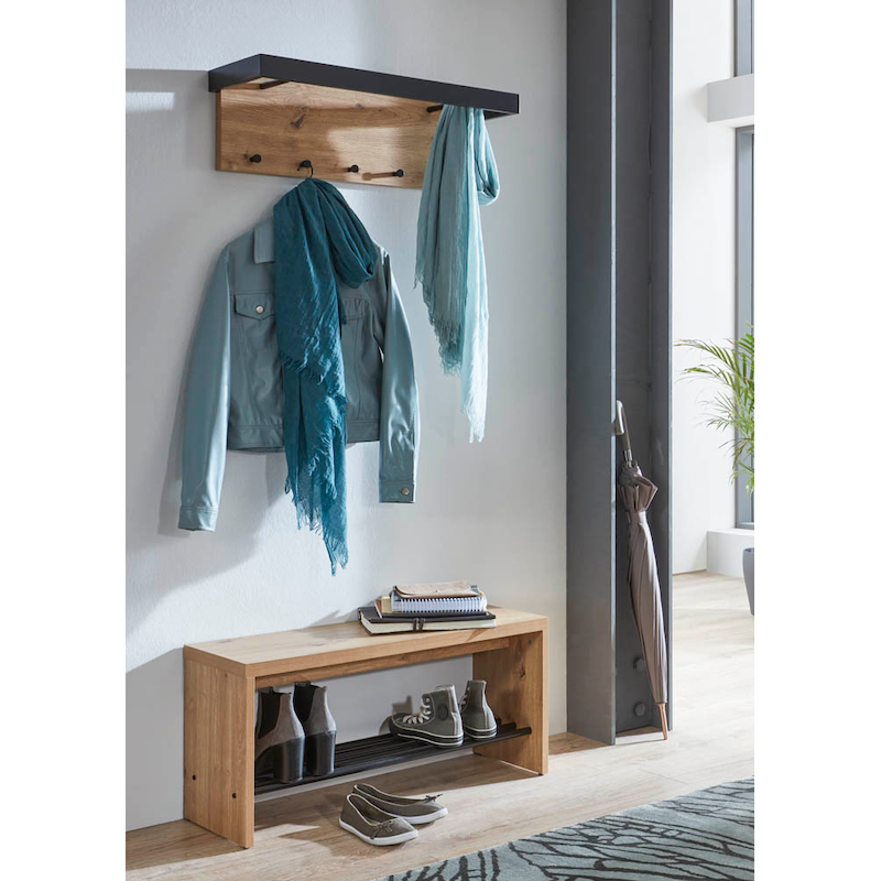 Moderne Wandgarderobe aus Eiche und Schwarz von HAKU, stilvoll an der Wand montiert, mit Haken für Mäntel und Accessoires