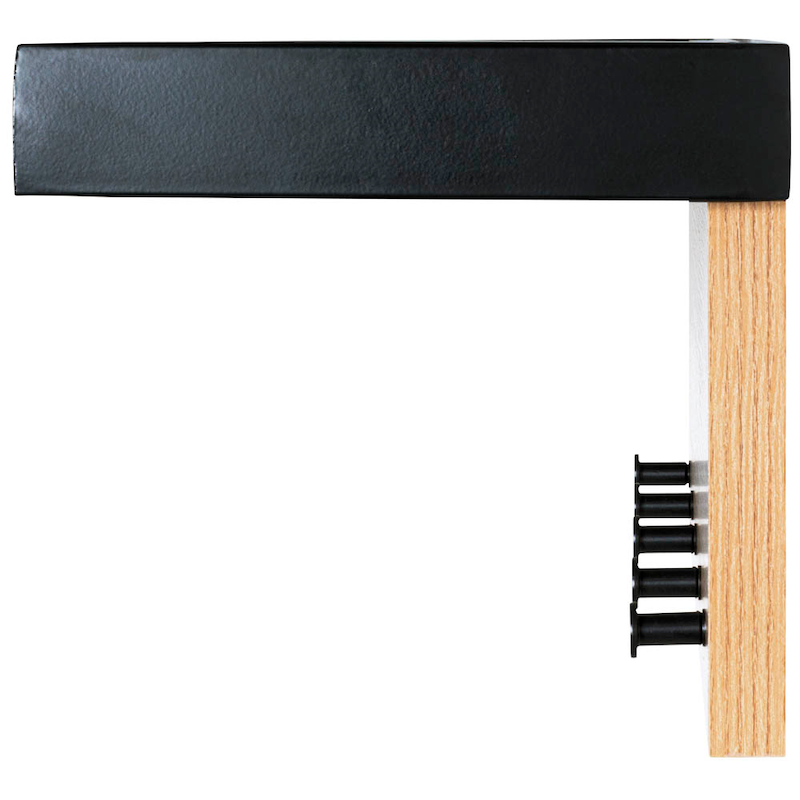 Stilvolle Wandgarderobe aus Eiche und Schwarz von HAKU, mit Haken und Ablagefläche für den Eingangsbereich