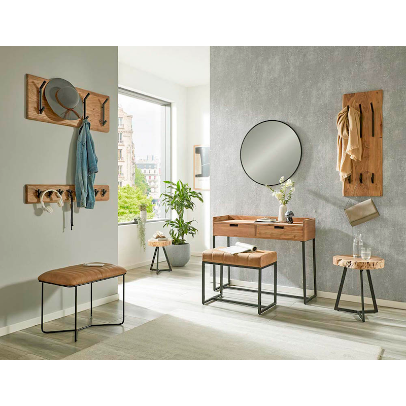 Rustikale Wandgarderobe aus Akazienmassivholz in Schwarz, HAKU, mit Haken für Schuhe und Mäntel an der Wand.