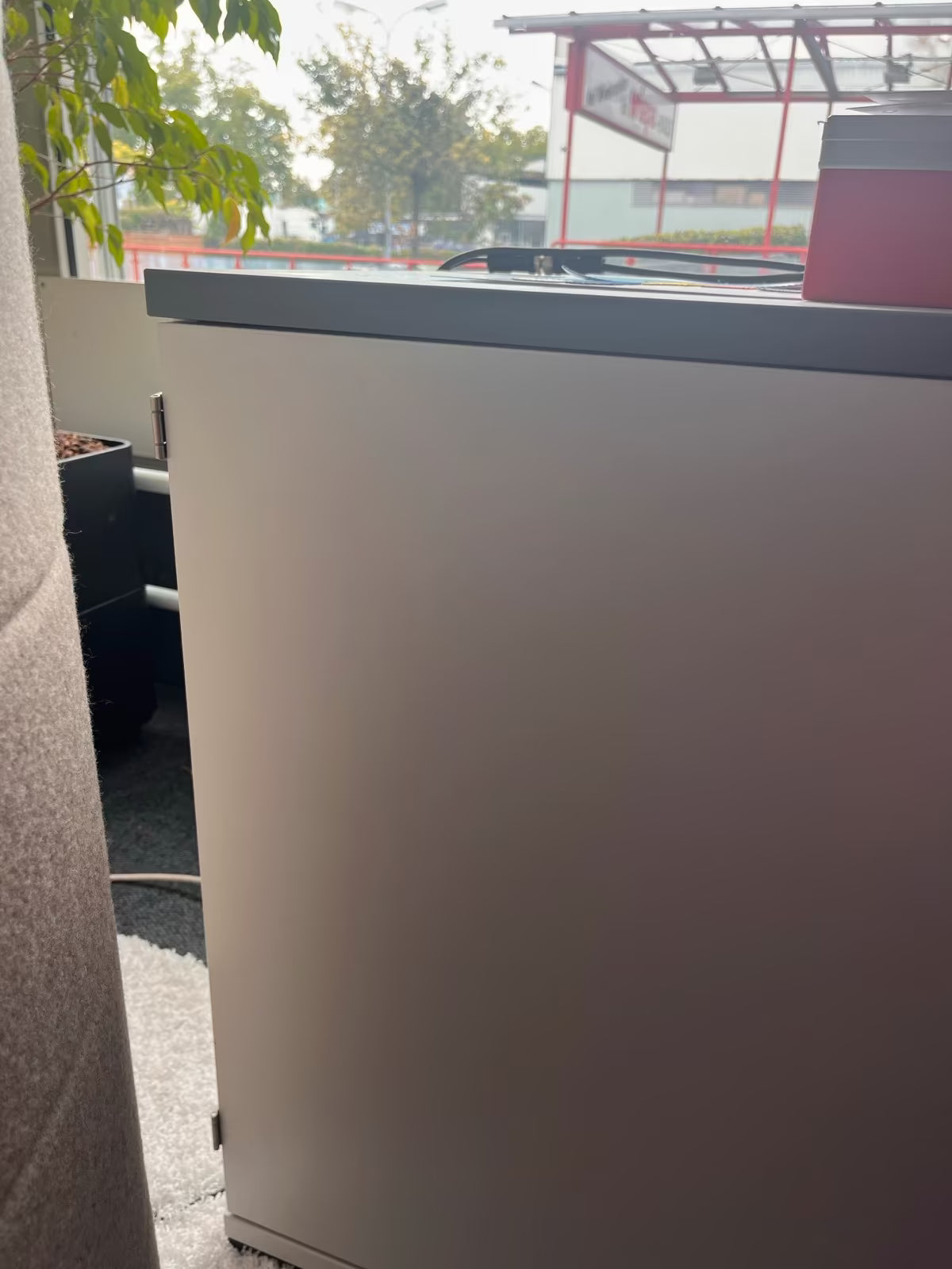 OKA Sideboard 121 cm – lichtgrau / weiß – abschließbar – Ausstellungsstück – Abholung Wiesbaden - Wiepa Bürofachpartner