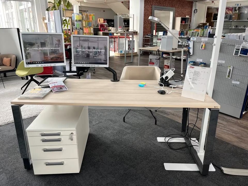 OKA DL7 Schreibtisch 180×80 cm – Cappuccino Struktur – Ausstellungsstück – Kabelkanal – Abholung Wiesbaden - Wiepa Bürofachpartner