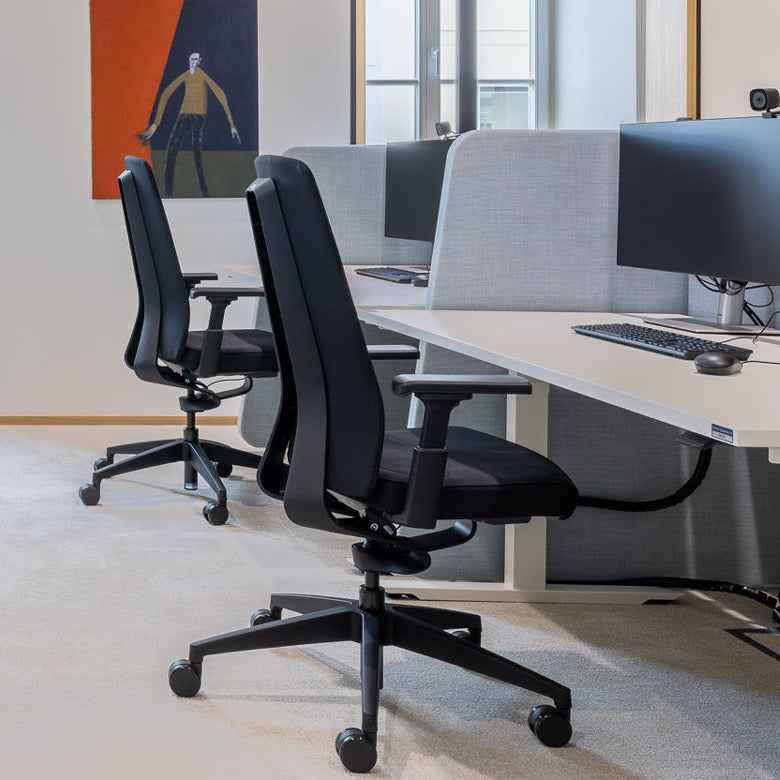 Schwarzer Bürostuhl Wiepa Urban mit ergonomischem Design und verstellbaren Armlehnen, ideal für modernes Büro.