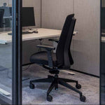 Schwarzer Bürostuhl Wiepa Urban mit ergonomischem Design und verstellbaren Armlehnen auf einem Bürostuhl.