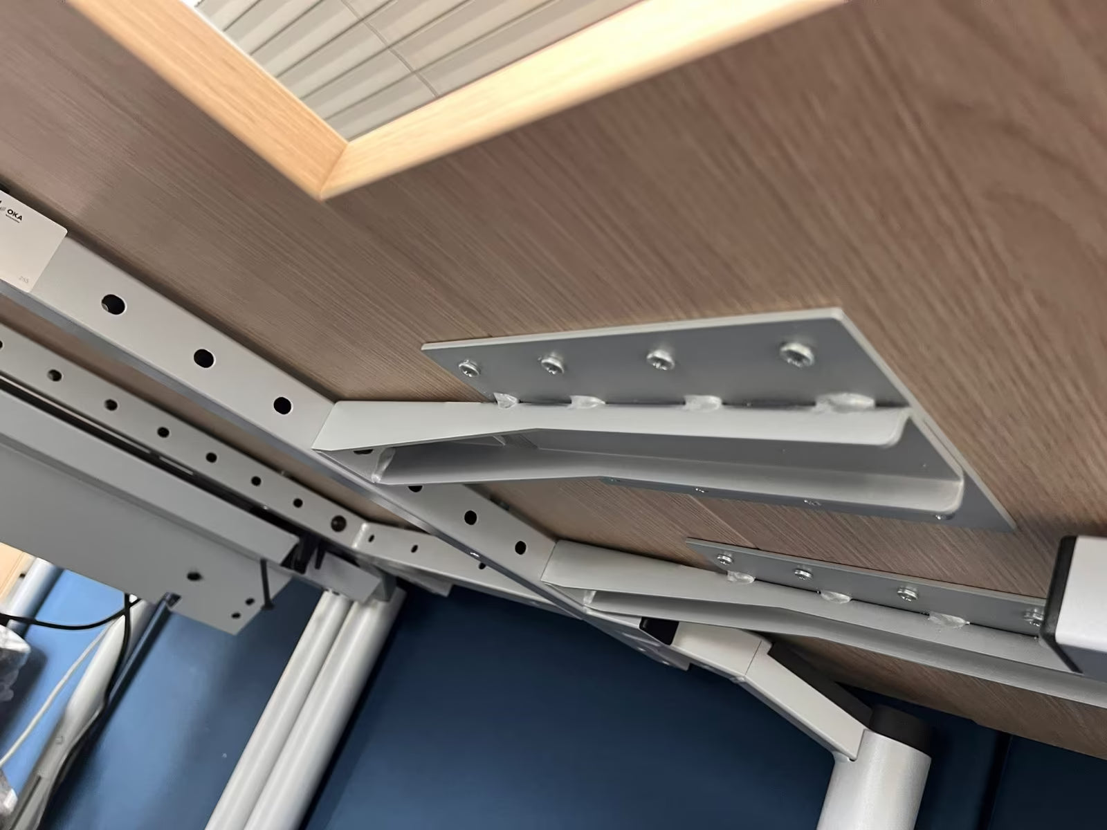 2× OKA Eckschreibtisch 180 cm – mit Kabelkanal & Rollcontainer – Ausstellungsstück – Abholung Wiesbaden - Wiepa Bürofachpartner