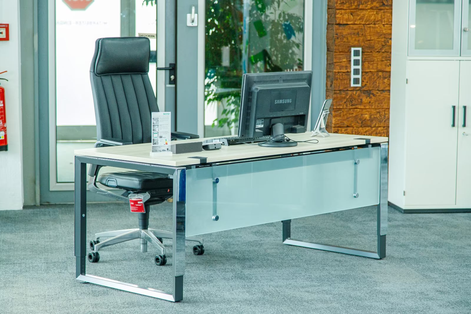OKA DL7 Schreibtisch 180×80 cm – Cappuccino Struktur – Ausstellungsstück – Kabelkanal – Abholung Wiesbaden - Wiepa Bürofachpartner