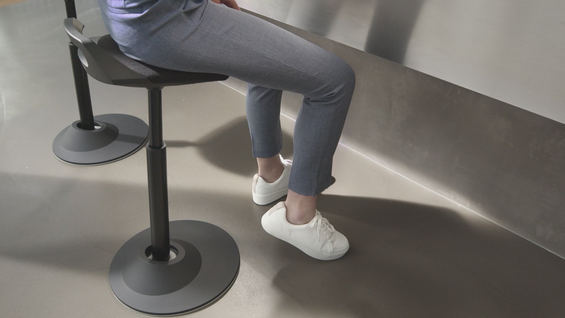 Aeris Muvman - der ergonomische, aktive Stehsitz, Gestell grau